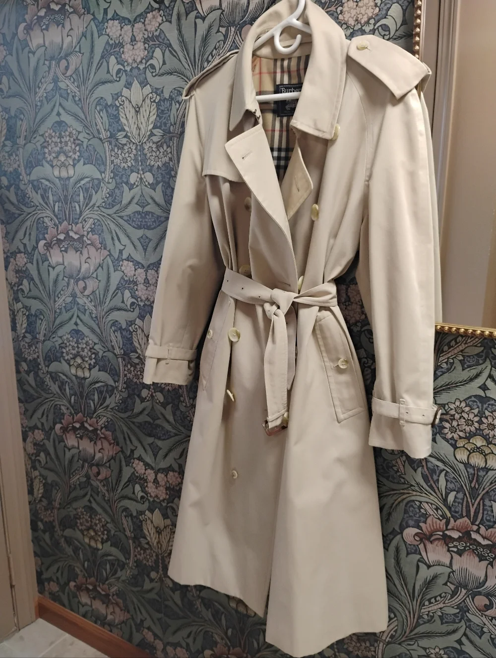 Vintage Burberry Classic Beige Trench Coat - Timeless Women's Outerwear - Picture 2 of 16